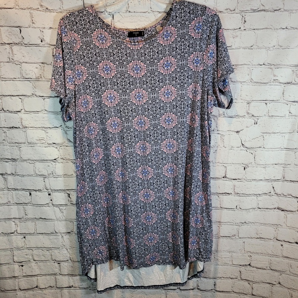 Tahari Tunic Top Woman 2X Blue Pink Medallion Excellent Short Sleeve Stretch